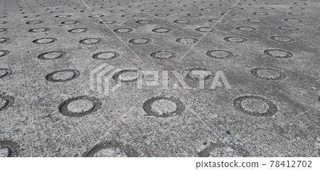 陡坡上的凹痕 78412702