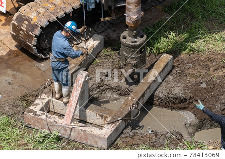 施工現場 樁基工程 摩擦樁施工 上樁 13 高度確認 施工現場 樁基工程 摩擦樁施工 上樁 13 高度確認 78413069