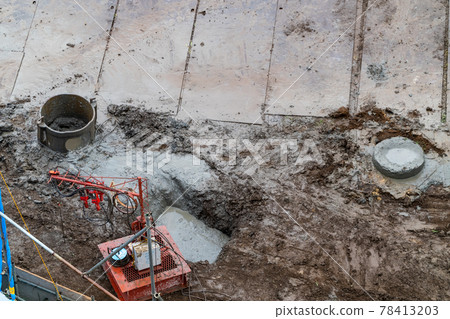 工地基礎工作摩擦樁埋設完成 78413203