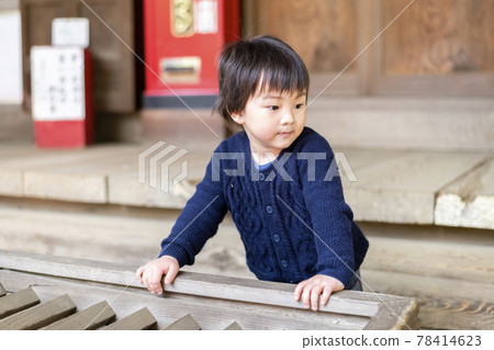 3-year-old child at the shrine 3-year-old child at the shrine 78414623
