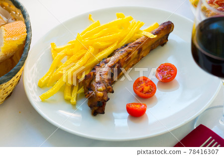 Barbecued ribs with french fries 78416307