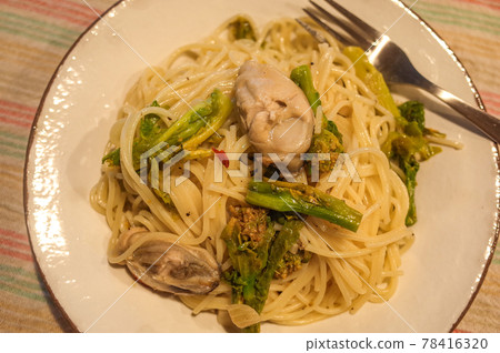 牡蠣和油菜籽意大利面 牡蠣和油菜籽意大利面 78416320