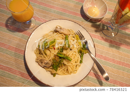 牡蠣和油菜籽意大利面 牡蠣和油菜籽意大利面 78416321