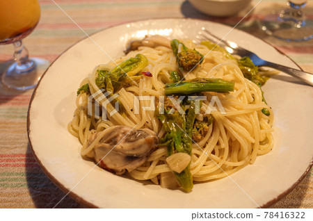 牡蠣和油菜籽意大利面 牡蠣和油菜籽意大利面 78416322