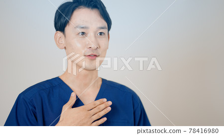 A smiling doctor who came to scrub 78416980