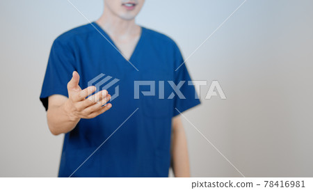 A smiling doctor who came to scrub 78416981