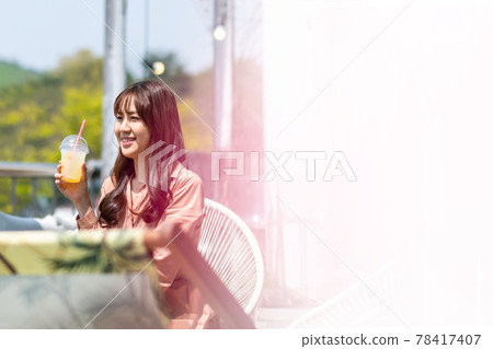生活方式放鬆的年輕女性 78417407