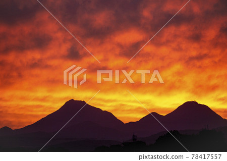 山脈和日落雲 78417557