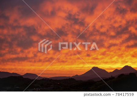 山脈和日落雲 78417559