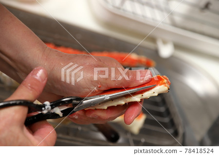 King crab cooking 78418524