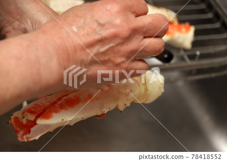 King crab cooking 78418552