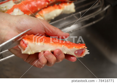 King crab cooking 78418771