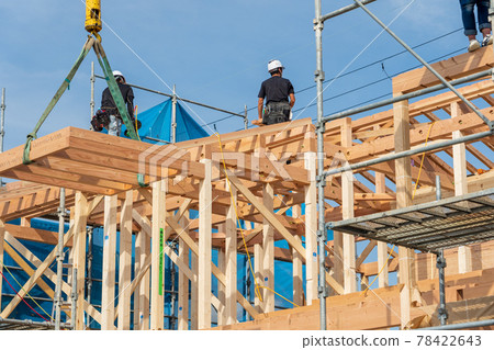 Building up a two-story wooden house 78422643
