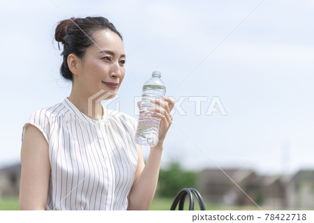女人喝水在戶外 78422718