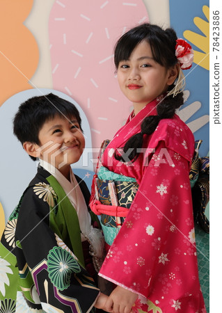 Shichigosan, a child in a kimono, siblings 78423886