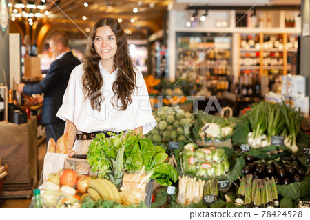 Portrait of a smiling young girl in the suprmarket 78424528