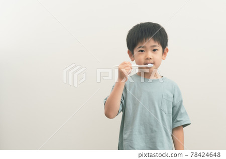 男孩用牙刷刷牙 78424648