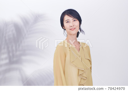 美麗微笑的中間女人植物 美麗微笑的中間女人植物 78424970