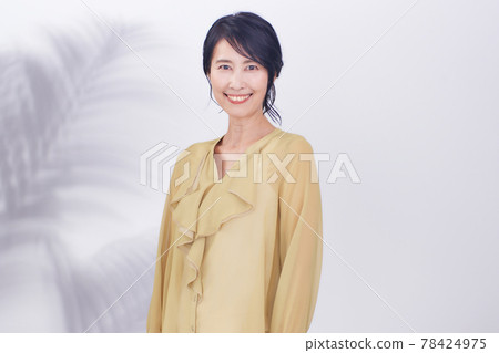 美麗微笑的中間女人植物 美麗微笑的中間女人植物 78424975