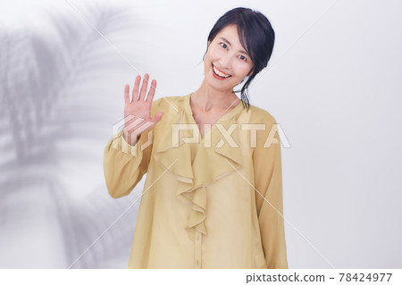 美麗微笑的中間女人植物 美麗微笑的中間女人植物 78424977