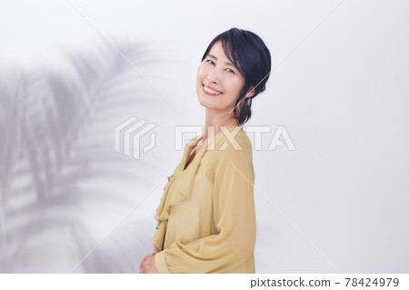 美麗微笑的中間女人植物 美麗微笑的中間女人植物 78424979