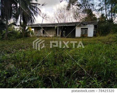 Old houses abandoned. 78425320