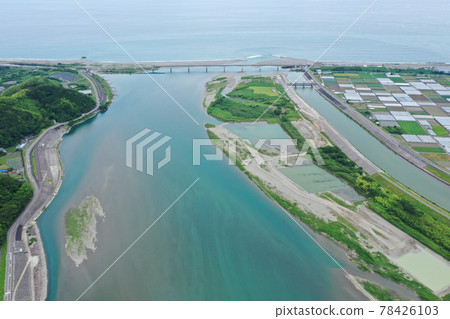 Scenery of the mouth of the Niyodo River in Kochi City, Kochi Prefecture Scenery of the mouth of the Niyodo River in Kochi City, Kochi Prefecture 78426103