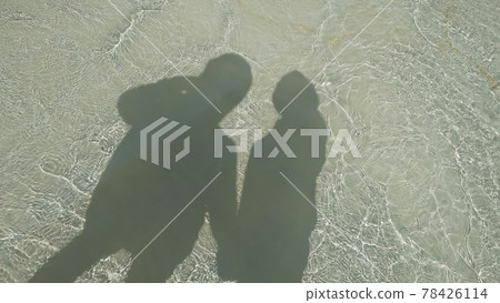 母女影子倒映在水中 78426114