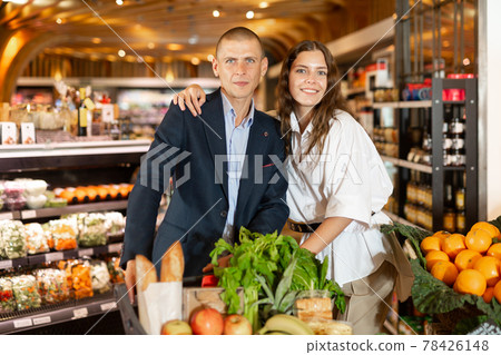 Portrait of a happy young man and girl in a supermarket 78426148