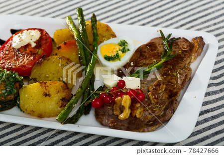 Roasted veal steak with redcurrant 78427666