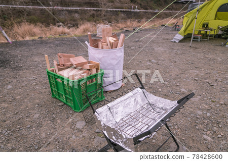 [Immediately after the completion of the auto camp setup and before the fire started] 78428600