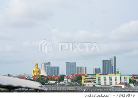 在泰國曼谷的“ Wat Pak Nam”寺的巨型佛像。 在泰國曼谷的“ Wat Pak Nam”寺的巨型佛像。 78429079
