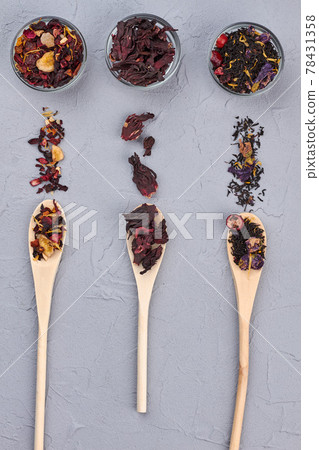 Bowls and spoons with dried tea leaves. 78431358