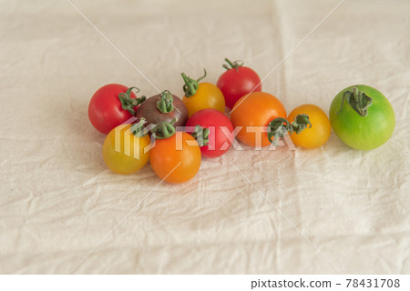五彩繽紛的櫻桃番茄 78431708