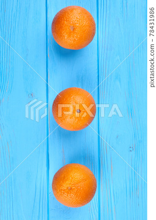 Row of ripe oranges, top view. Row of ripe oranges, top view. 78431986