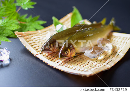 日本夏季圖像與香魚和竹百葉窗 日本夏季圖像與香魚和竹百葉窗 78432719