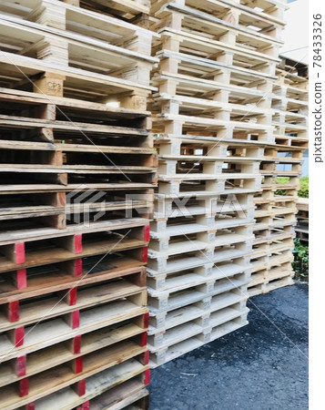 Randomly piled up pallets 78433326