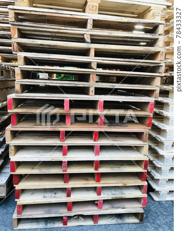 Highly stacked pallets 78433327