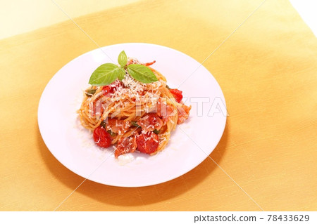 Bacon and green bean pasta tomato sauce spaghetti Bacon and green bean pasta tomato sauce spaghetti 78433629