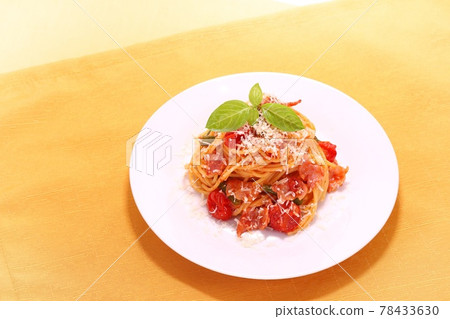 Bacon and green bean pasta tomato sauce spaghetti Bacon and green bean pasta tomato sauce spaghetti 78433630