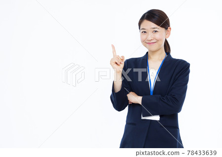 Business woman in her thirties pointing 78433639