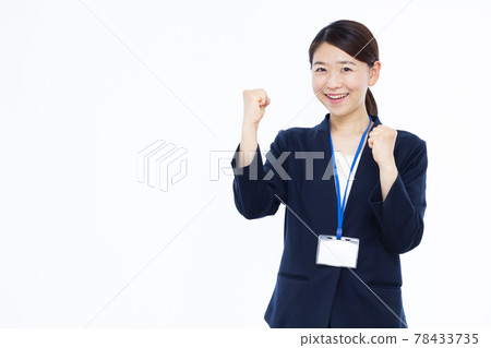 做膽量姿勢的三十多歲的女商人 78433735