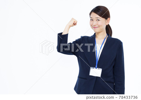 做膽量姿勢的三十多歲的女商人 78433736