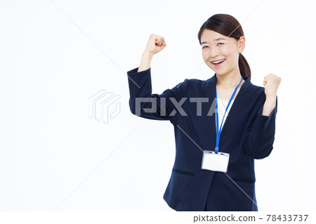 做膽量姿勢的三十多歲的女商人 78433737