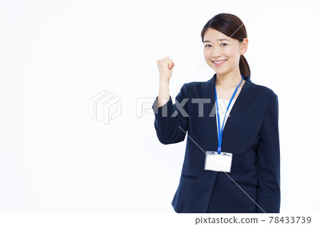 做膽量姿勢的三十多歲的女商人 78433739