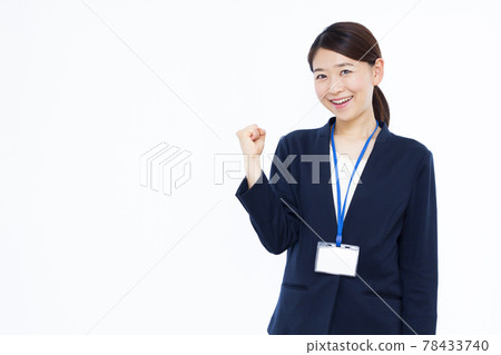 做膽量姿勢的三十多歲的女商人 做膽量姿勢的三十多歲的女商人 78433740