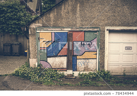 Backyard garage 78434944