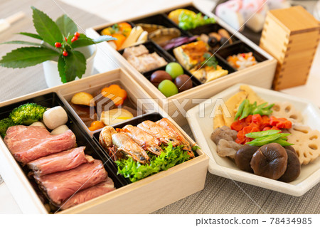 西式新年菜餚的雙層餐桌佈置 78434985