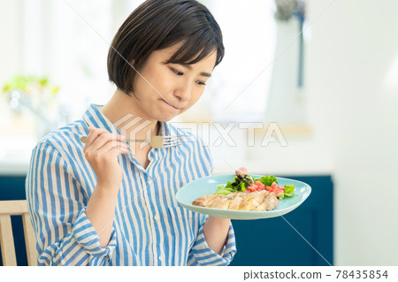 一個在看食物時遇到麻煩的女人 78435854