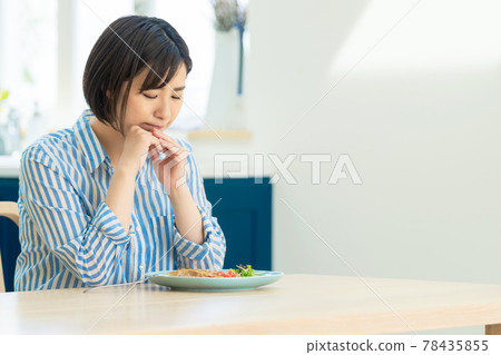 一個在看食物時遇到麻煩的女人 78435855